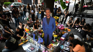 Fãs homenageiam cantor Liam Payne em Buenos Aires um ano após sua morte