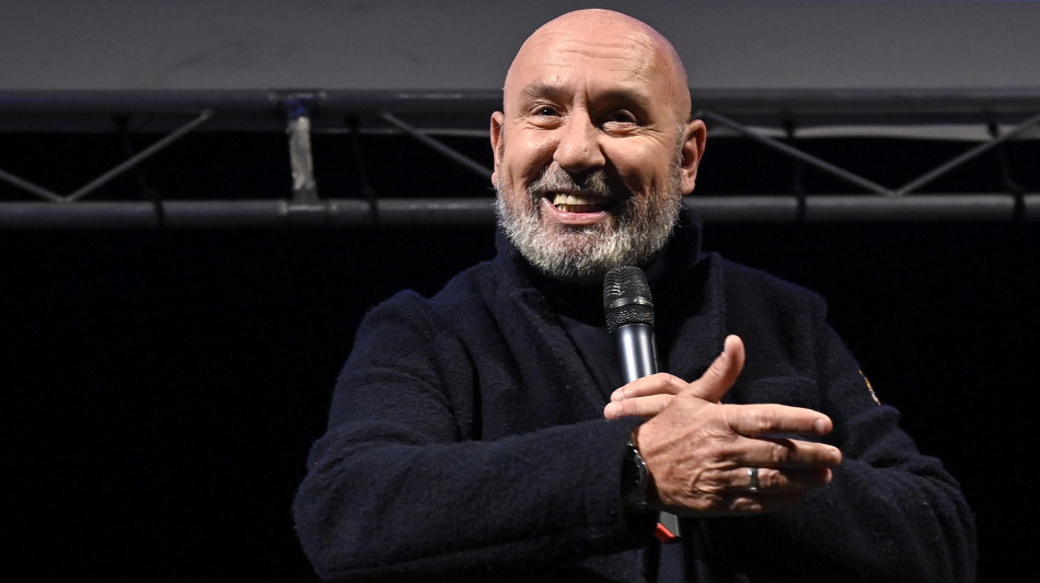 Il comico Battista denunciato per stalking dall'ex manager