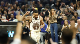 Nba: Curry rinnova per 2 anni coi Warriors e rinuncia a 20 milioni