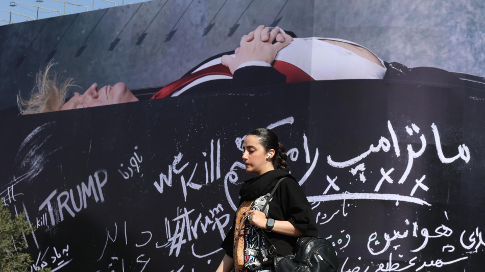 Il presidente Usa in una bara, svelato un nuovo murale a Teheran
