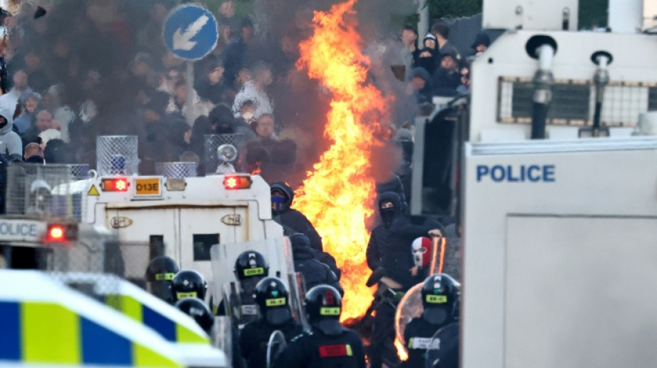 La polic&iacute;a usa ca&ntilde;ones de agua en la segunda noche de protestas en Irlanda del Norte