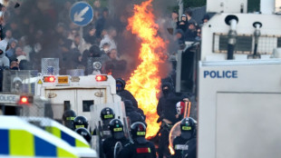 La polic&iacute;a usa ca&ntilde;ones de agua en la segunda noche de protestas en Irlanda del Norte
