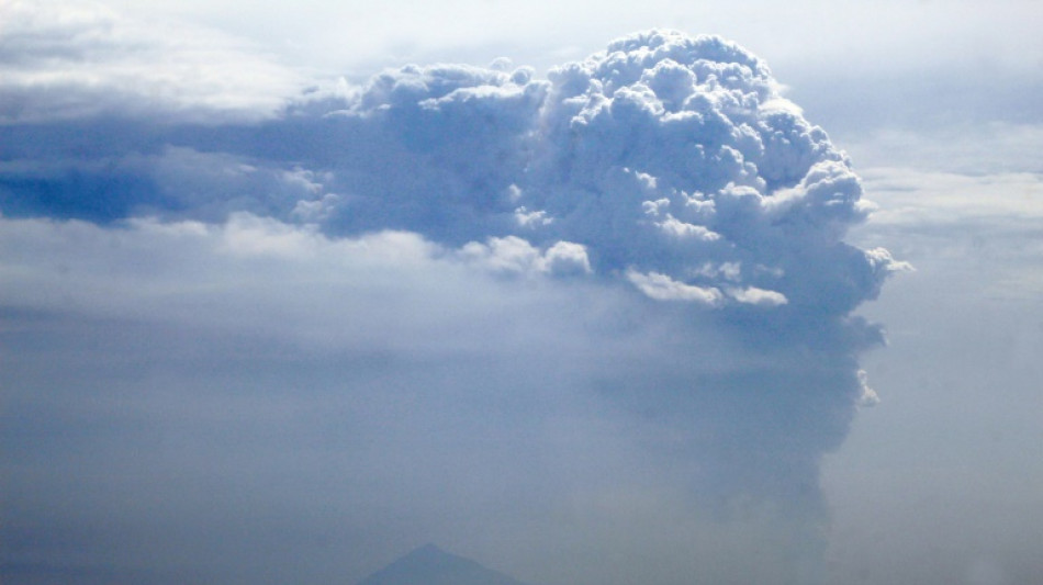 Indon&eacute;sie: l'Anak Krakatoa en &eacute;ruption, nuage de cendres de 3 km de haut