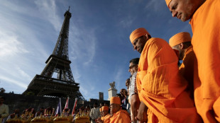 Torre Eiffel fecha por protesto ap&oacute;s 'invisibilizar' trabalhadoras durante uma visita