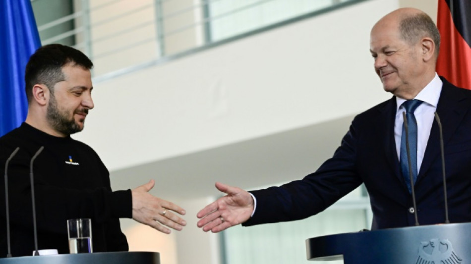 Selenskyj bei erstem Deutschland-Besuch seit Kriegsbeginn mit Karlspreis geehrt