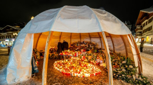 El propietario del bar incendiado en Suiza dice que una puerta de servicio estaba bloqueada desde adentro