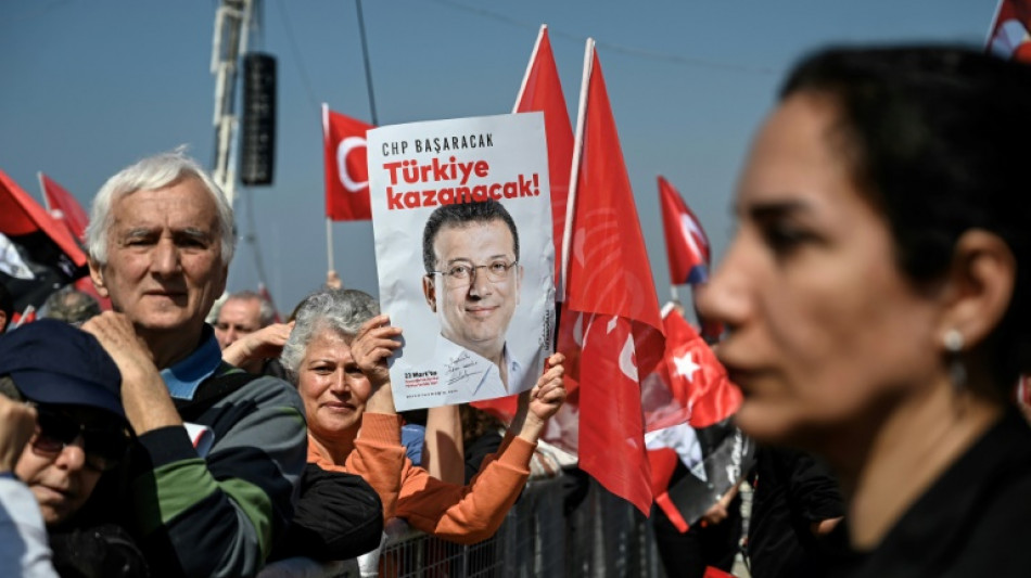 Par&iacute;s declara ciudadano de honor al alcalde detenido de Estambul