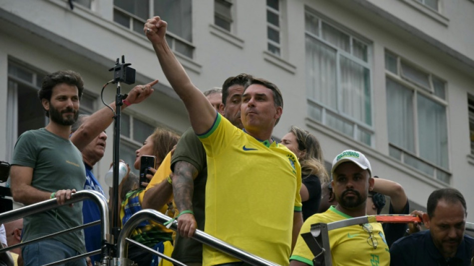 Fl&aacute;vio Bolsonaro tenta unir a direita em meio a protestos contra Lula