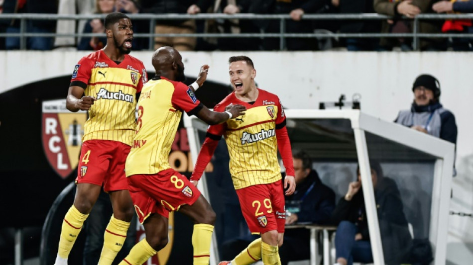 Lens beat Strasbourg to keep pressure on PSG