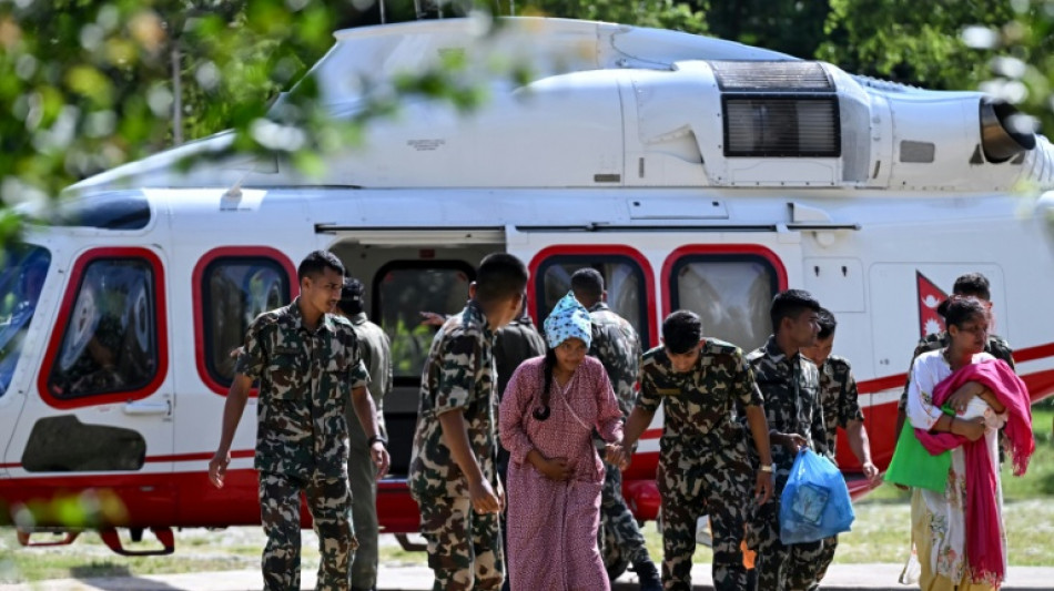 Bajo alerta de nuevas riadas, Nepal lucha por rescatar a sobrevivientes en un t&uacute;nel