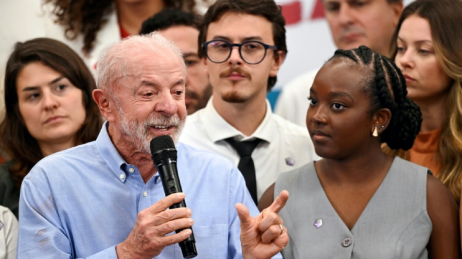 Lula, el presidente sin celular, se rinde al selfi para atraer a votantes