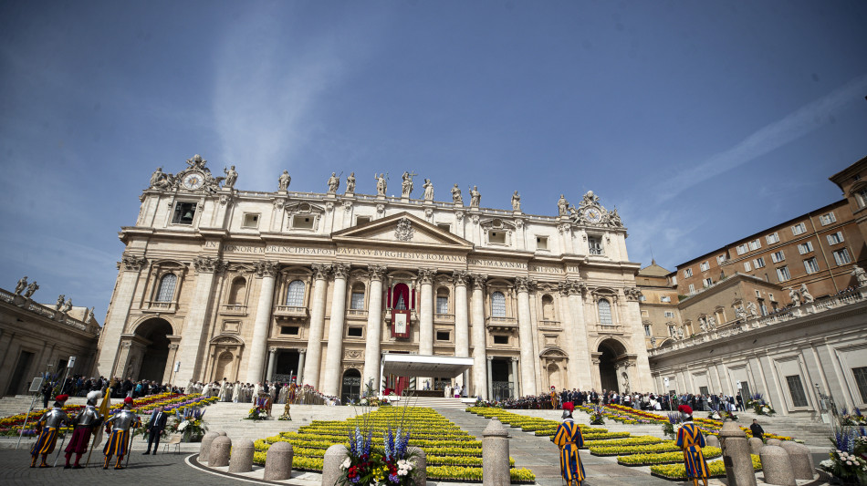 Campane di San Pietro suonano a morto, via i fiori dal sagrato