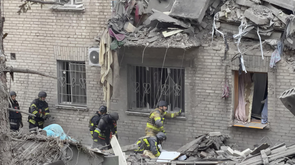 Kiev, 'saliti a 15 i morti nell'attacco russo a Zaporizhzhia, tra cui 3 bambini'